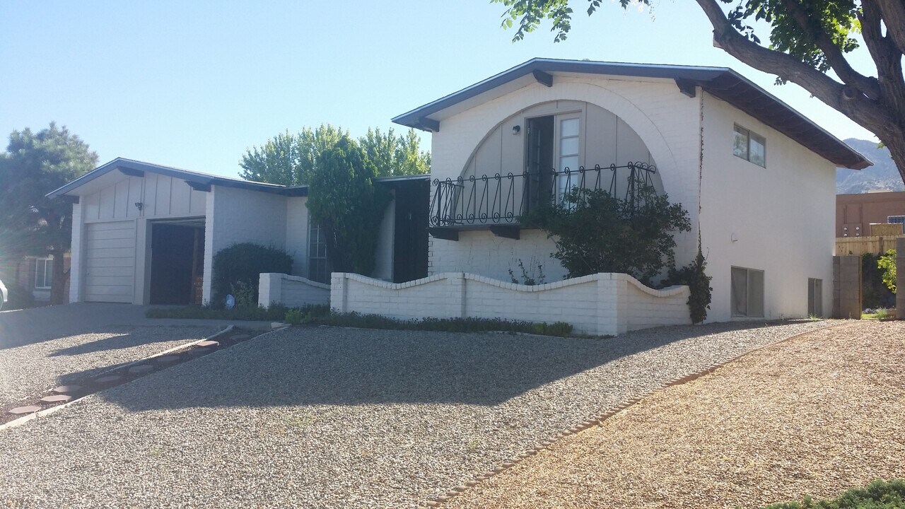 2200 Cleopatra Pl NE in Albuquerque, NM - Building Photo