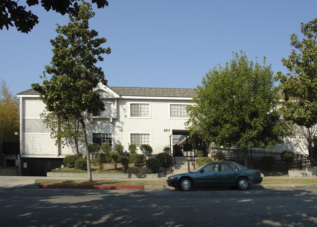 207 N Stoneman Ave in Alhambra, CA - Foto de edificio - Building Photo