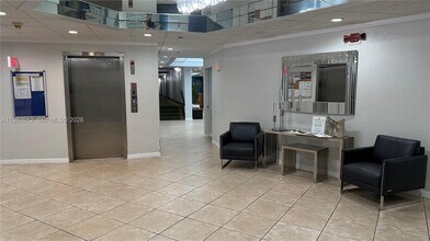 1200 St Charles Pl in Pembroke Pines, FL - Foto de edificio - Building Photo