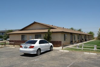 16388 Sequoia Ave in Hesperia, CA - Foto de edificio - Building Photo