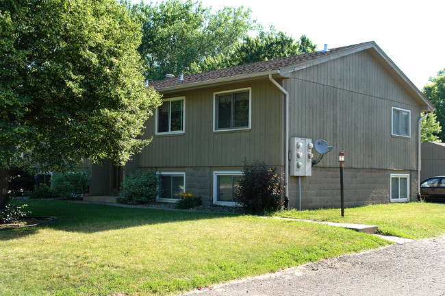 2540 Ruth St in Little Canada, MN - Foto de edificio - Building Photo