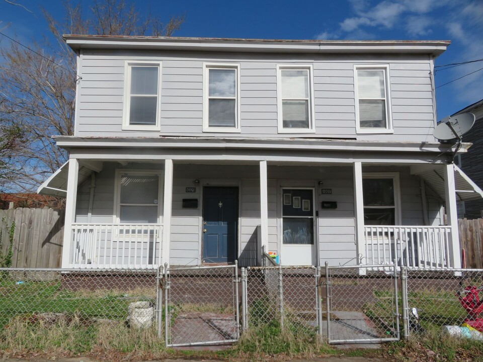 1009 Hinton St in Petersburg, VA - Building Photo