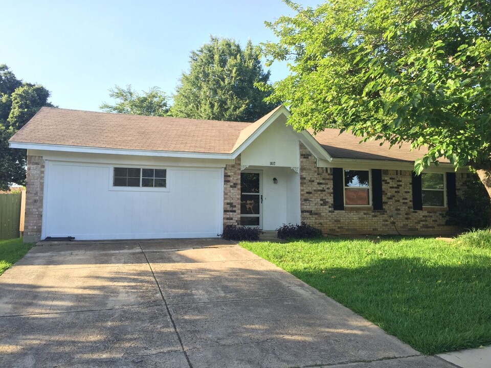 1617 Kingston Dr in Lewisville, TX - Building Photo
