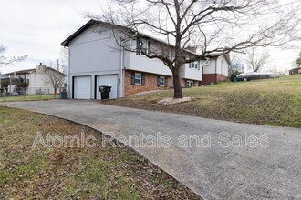 716 N Whispering Oak Cir in Powell, TN - Building Photo - Building Photo