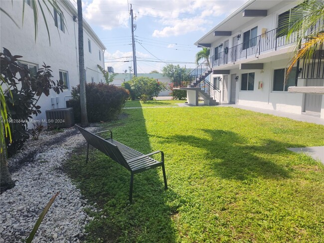 715 NE 2nd Ave in Fort Lauderdale, FL - Foto de edificio - Building Photo