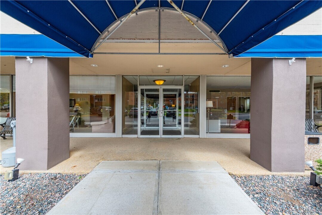 12520 Edgewater Dr in Lakewood, OH - Building Photo