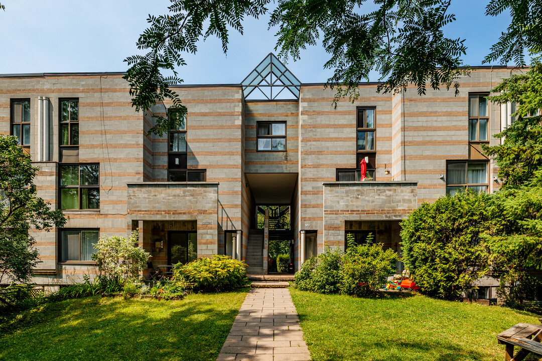 2355 Quesnel Rue in Montréal, QC - Building Photo