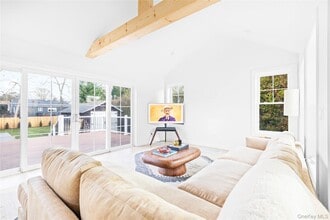 21 N Howells Point Rd in Bellport, NY - Building Photo - Building Photo