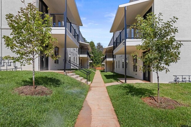 Centennial Parkway Townhomes in Tyler, TX - Building Photo - Building Photo