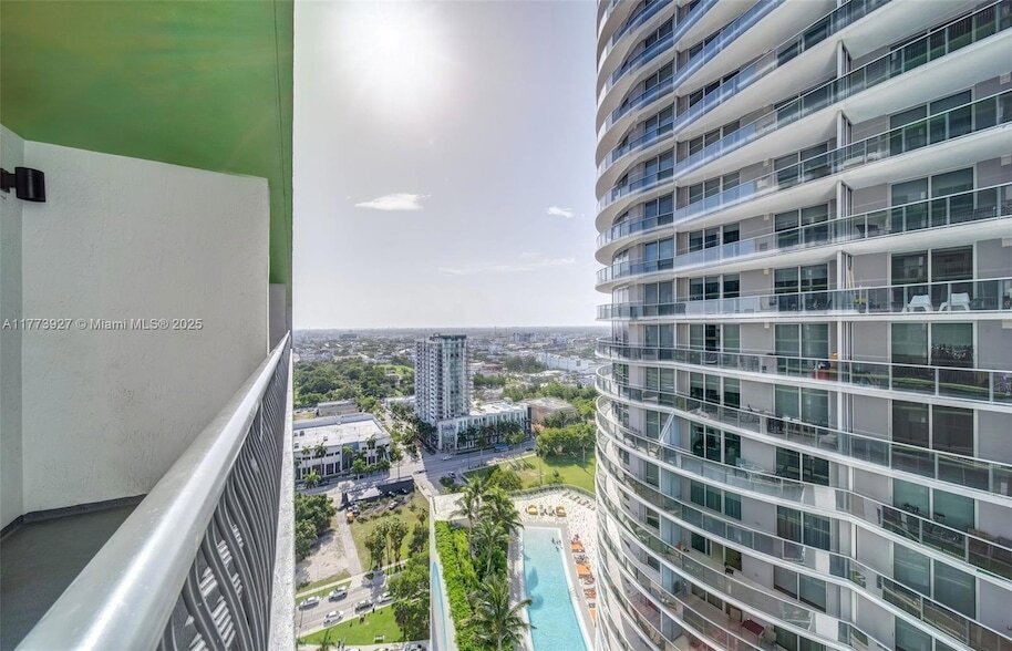 1756 N Bayshore Dr, Unit 32H in Miami, FL - Building Photo