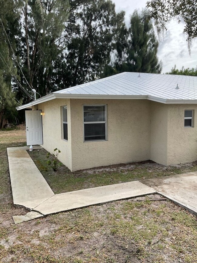 402 S 14th St in Fort Pierce, FL - Building Photo - Building Photo