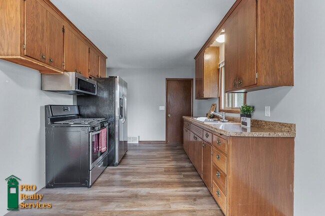 6219 Regent Ave N in Minneapolis, MN - Building Photo - Building Photo