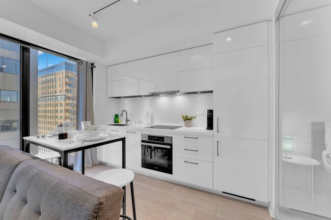 170 Cumberland St, Unit SI ID1388910P in Toronto, ON - Building Photo - Building Photo