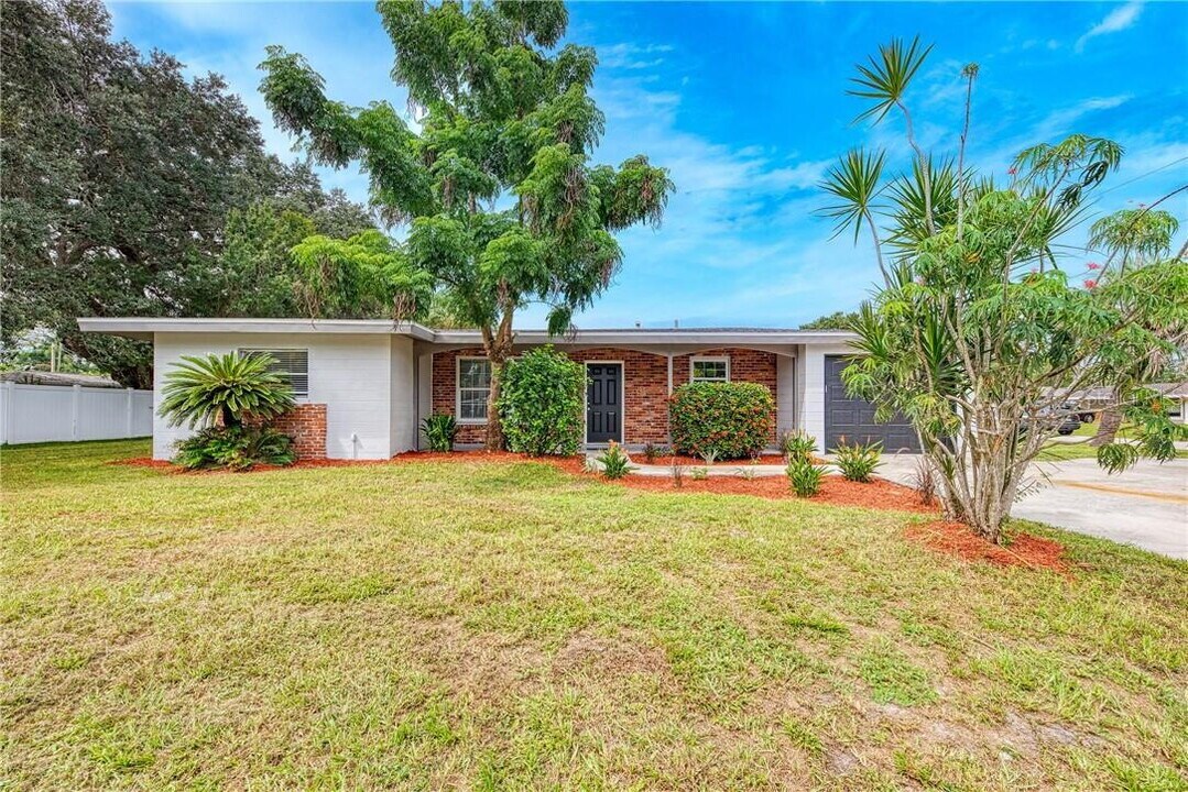 3006 McIntosh Rd in Sarasota, FL - Foto de edificio