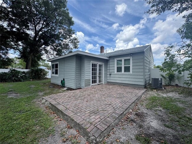 2418 Montana St in Orlando, FL - Foto de edificio - Building Photo