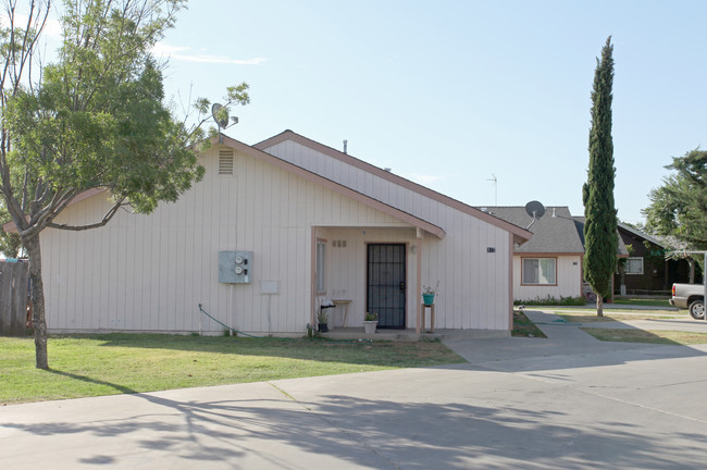 1452 S College Ln in Dinuba, CA - Foto de edificio - Building Photo