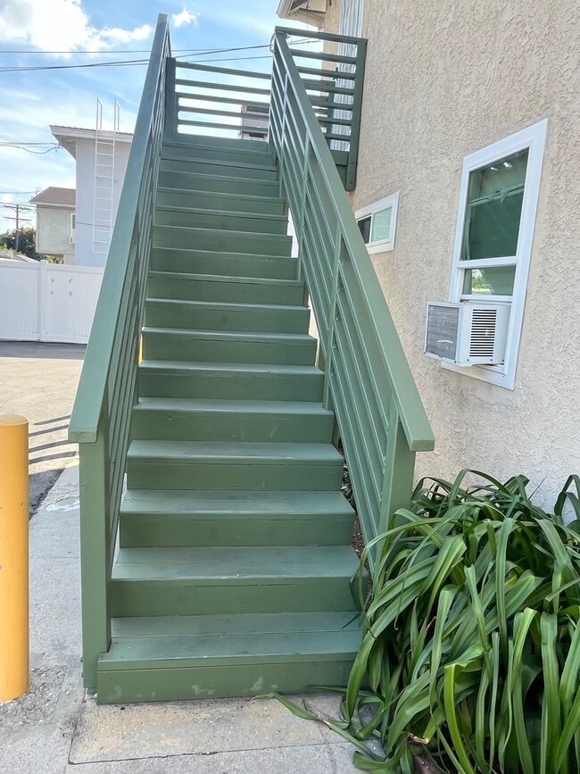 5644 1/2 Kester Ave in Van Nuys, CA - Building Photo - Building Photo