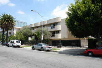 740 S Hobart Blvd in Los Angeles, CA - Foto de edificio - Building Photo