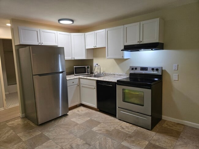 131 N Main St in Branford, CT - Building Photo - Building Photo