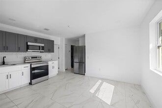 1445 NW 34th St in Miami, FL - Building Photo - Building Photo