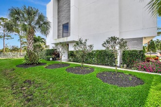 4240 NW 17th Ave in Boca Raton, FL - Building Photo - Building Photo