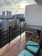 401 Golden Isles Dr, Unit 14 in Hallandale Beach, FL - Foto de edificio - Building Photo
