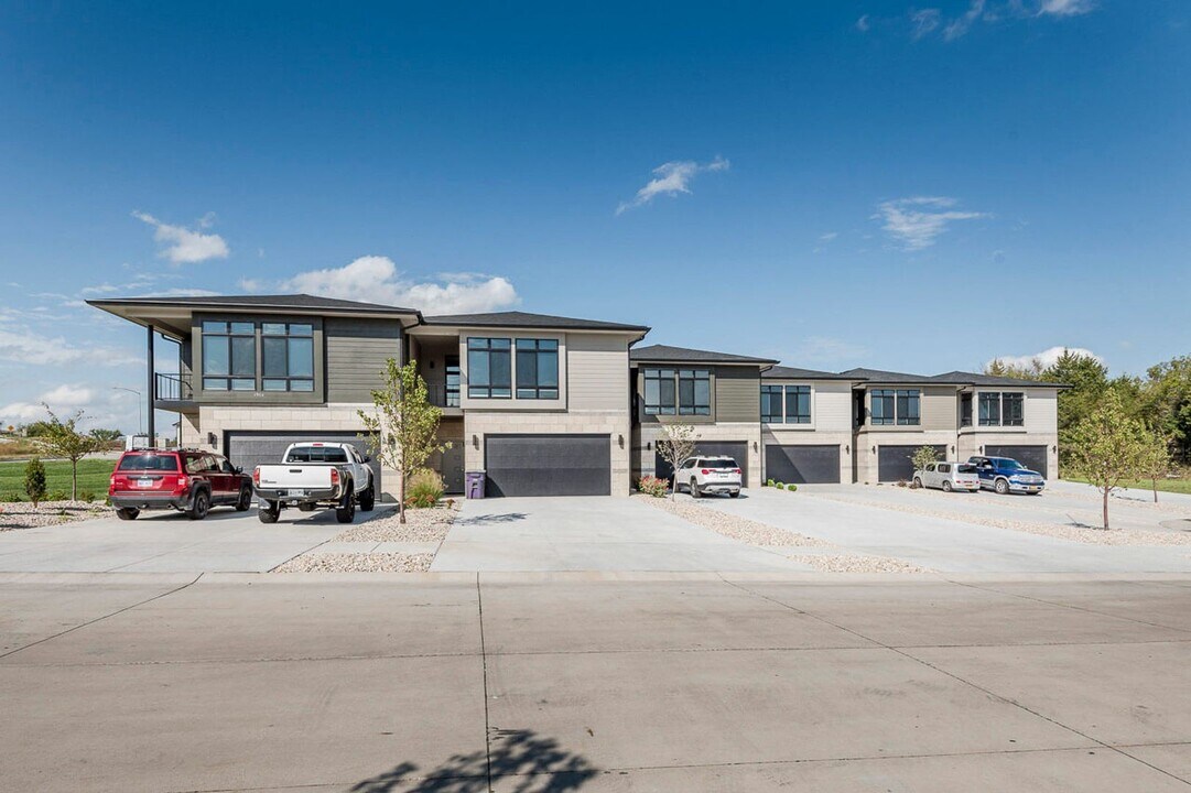 4904 Lk Crse Cir in Manhattan, KS - Building Photo