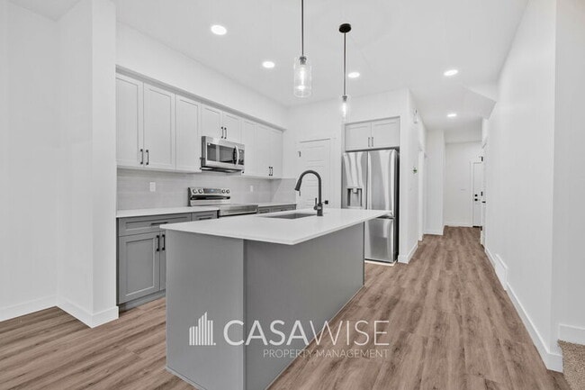 17314-1736a 6a St NE