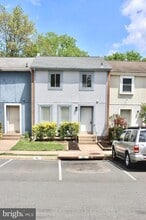 1029 Kings Ct in Herndon, VA - Building Photo - Building Photo