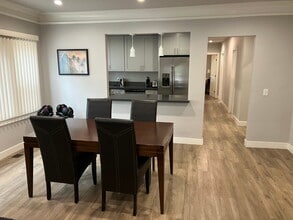 2059 N Vermont Ave, Unit 2059 half in Los Angeles, CA - Building Photo - Building Photo