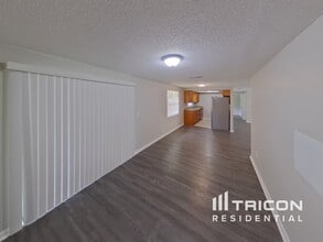 1203 Seffner Valrico Rd in Valrico, FL - Building Photo - Building Photo