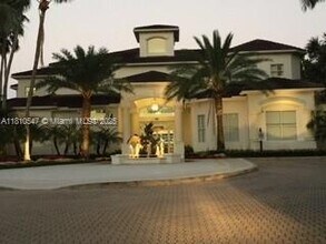 3245 NE 184th St in North Miami Beach, FL - Foto de edificio - Building Photo