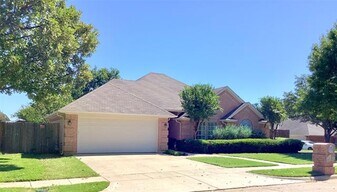 7316 Hidden Oaks Dr in North Richland Hills, TX - Building Photo