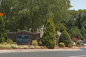 Falls Creek in Sanford, NC - Foto de edificio - Building Photo