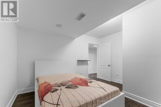 15 Tribune Dr in Brampton, ON - Building Photo - Building Photo