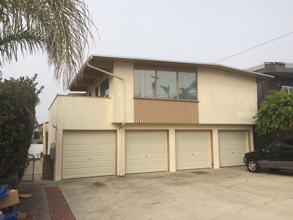 1251 Prospect Ave in Hermosa Beach, CA - Foto de edificio