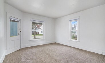 218 E River St, Unit Apt. #2 in Cadillac, MI - Building Photo - Building Photo