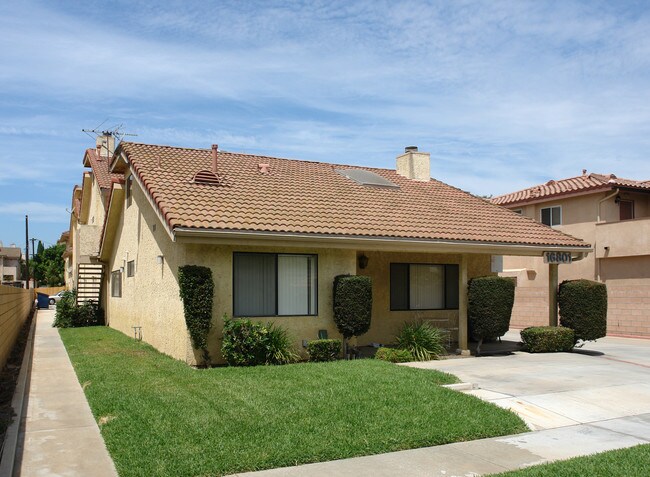 16801 Roosevelt Ln in Huntington Beach, CA - Foto de edificio - Building Photo