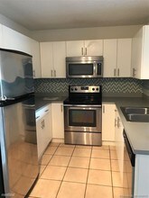 250 Palm Cir W-Unit -Apt 105 in Pembroke Pines, FL - Building Photo - Building Photo