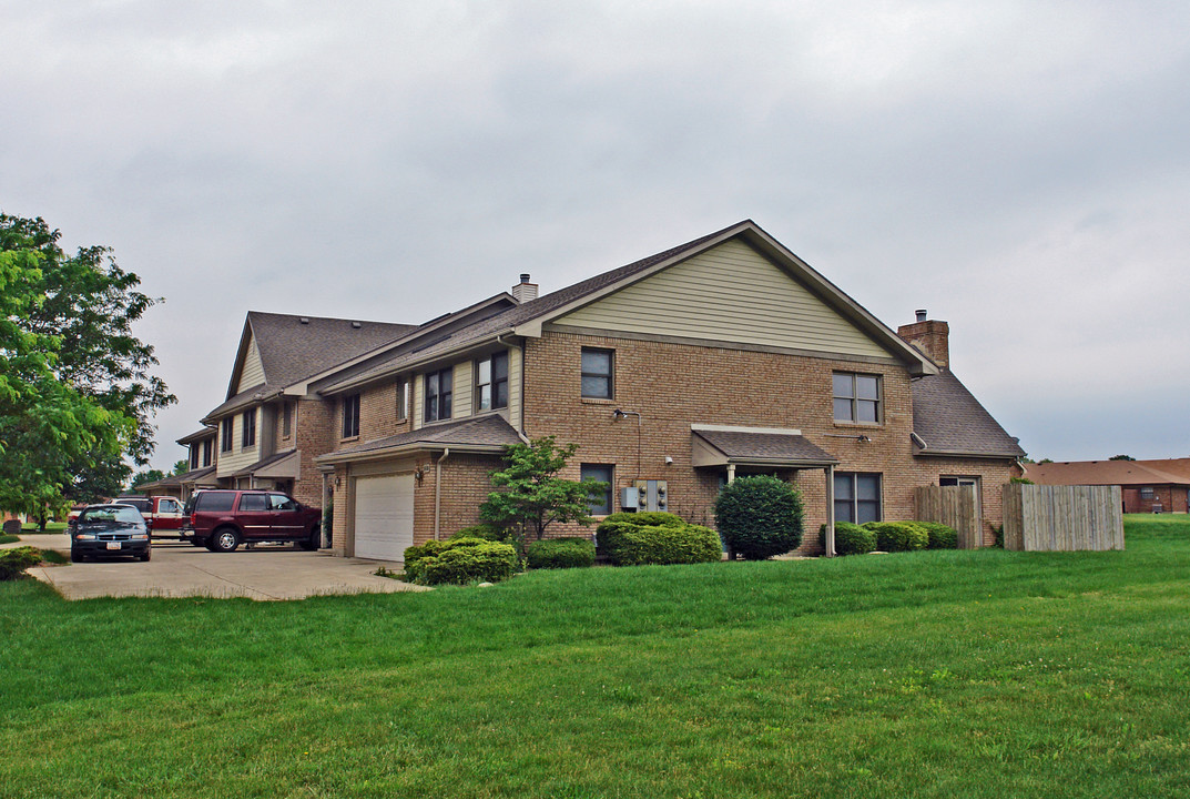 8410 Washington Village Dr in Dayton, OH - Building Photo