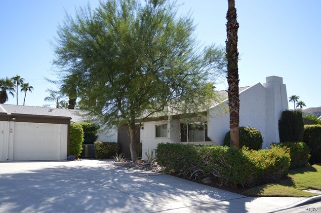 1745 Capri Cir in Palm Springs, CA - Building Photo - Building Photo