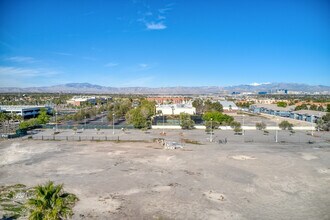 Alma Henderson in Henderson, NV - Foto de edificio - Building Photo