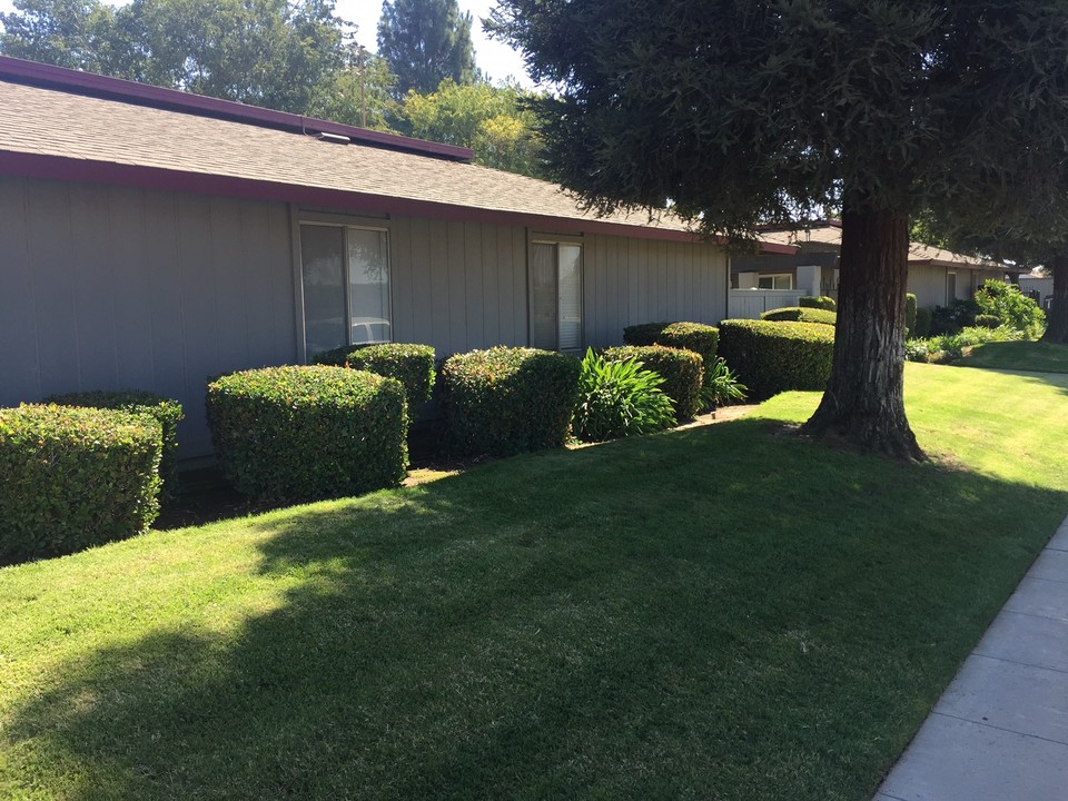 Camelot West in Fresno, CA - Building Photo