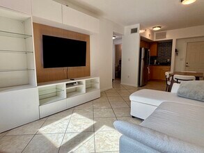 2630 SW 28th St, Unit 20 in Miami, FL - Building Photo - Building Photo