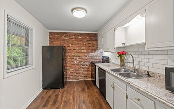 372 S Cherry St, Unit B in Kernersville, NC - Foto de edificio - Building Photo