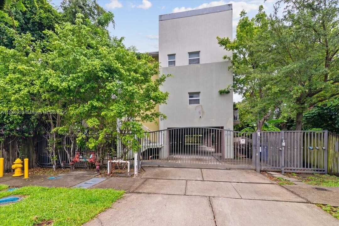 1235 NW 9th Ave in Miami, FL - Building Photo