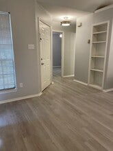 12200 Thompkins Dr in Austin, TX - Building Photo - Building Photo