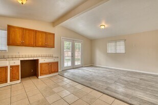 2047 W Lingard St in Lancaster, CA - Building Photo