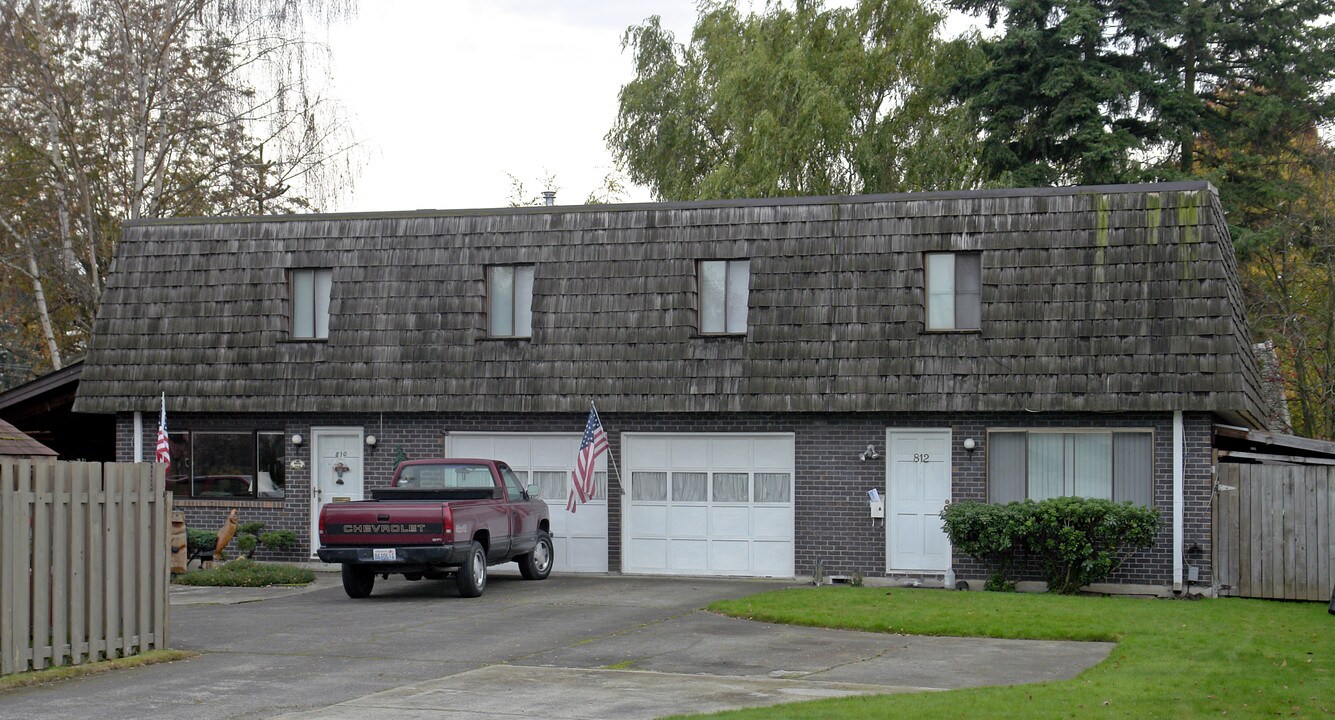 810-812 NW 8th Ave in Puyallup, WA - Building Photo