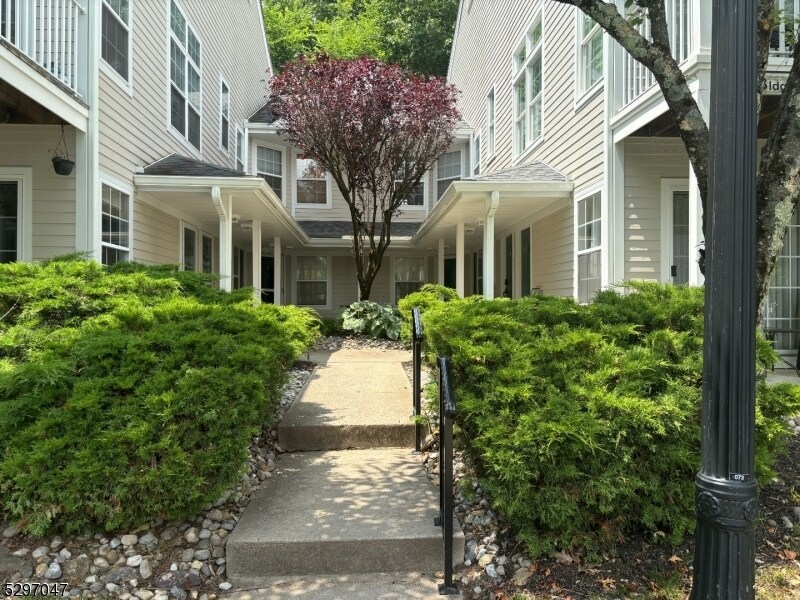 1071 Cambridge Ct in Mahwah, NJ - Building Photo